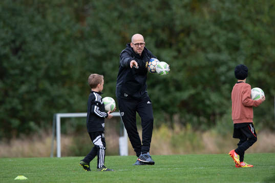 Ungdomstränaren Simon Paulin instruerar IFK Hässleholms