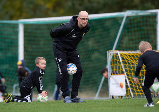 Ungdomstränaren Simon Paulin instruerar IFK Hässleholms