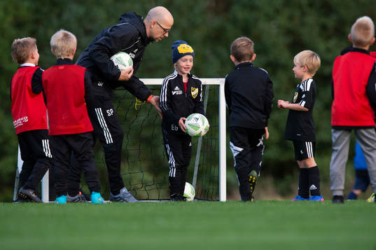 Ungdomstränaren Simon Paulin instruerar IFK Hässleholms