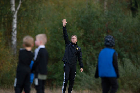 Ungdomstränaren Martin Olofsson instruerar IFK