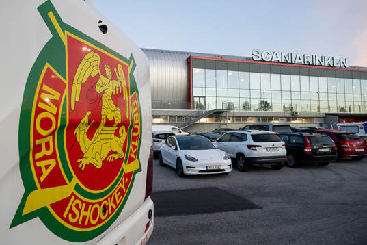 Moras spelarbuss utanför Scaniarinken