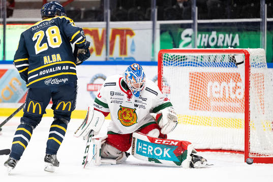 Södertäljes Emil Alba och Moras målvakt Kari Piiroinen