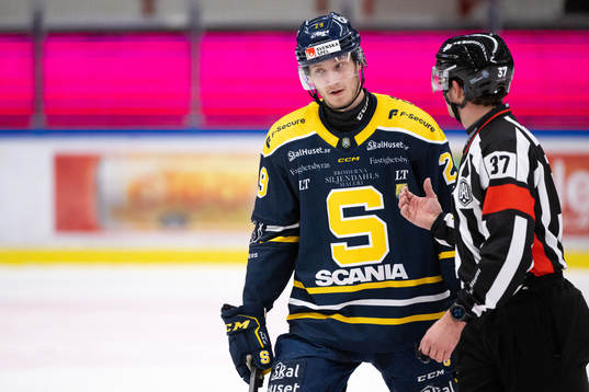 Södertäljes Eric Engstrand i samtal med domaren