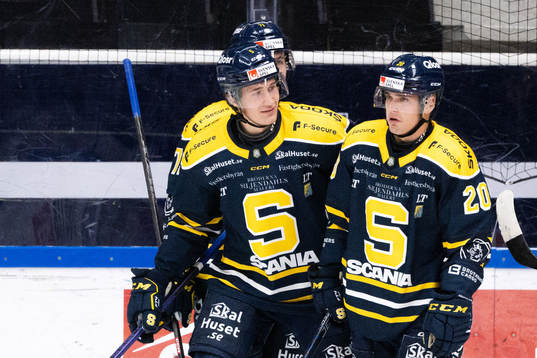 Södertäljes Filip Nordberg och Nikola Pasic jublar