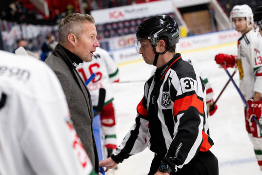 Moras tränare Johan Hedberg i samtal med Domare Johan Wedin