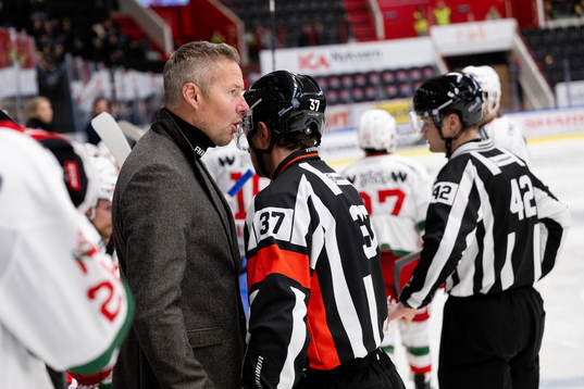 Moras tränare Johan Hedberg i samtal med Domare Johan Wedin