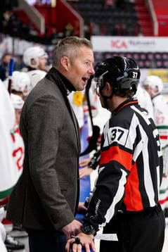 Moras tränare Johan Hedberg i samtal med Domare Johan Wedin