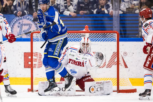 Timrås målvakt Jacob Johansson och Leksands Carter Ashton