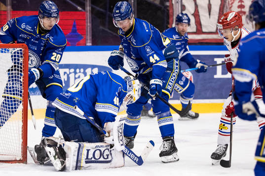 Leksands målvakt Mantas Armalis och Carter Ashton och