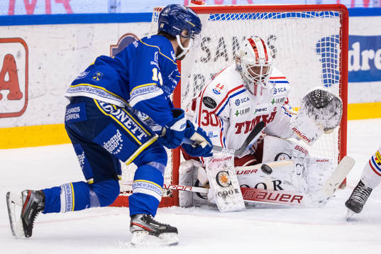 Timrås målvakt Jacob Johansson och Leksands Oskar Lang