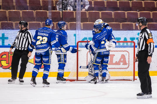 Leksands målvakt Mantas Armalis jublar
