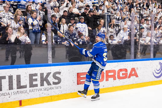 Leksands Anton Lindholm jublar framför fansen