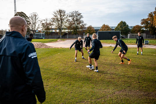 Tränare Billy Magnusson blickar ut över en träning med