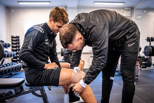 Emil Jönsson och fysioterapeut Sebastian Ceder