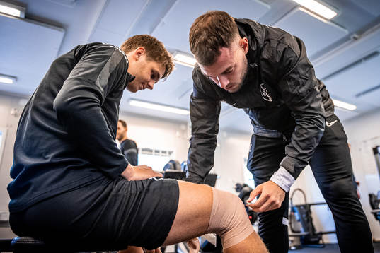 Emil Jönsson och fysioterapeut Sebastian Ceder