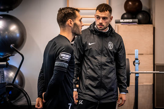 Alexander Tkacz och fysioterapeut Sebastian Ceder