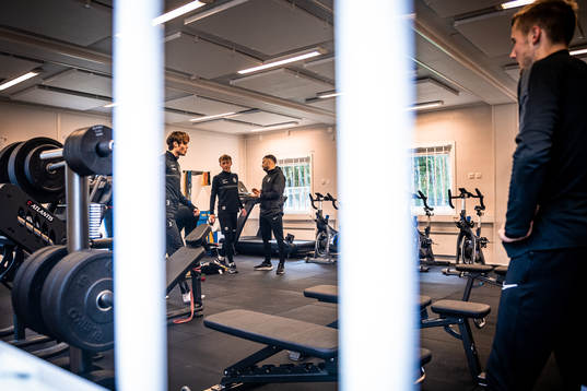 Fysioterapeut Sebastian Ceder instruerar Albin Linnér och