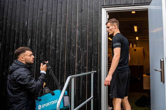 Fysioterapeut Sebastian Ceder och Robin Dzabic