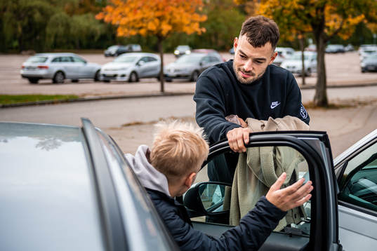 Fysioterapeut Sebastian Ceder på väg till sjukhuset med