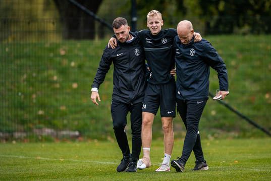 Fysioterapeut Sebastian Ceder med Emil Lindman och tränare