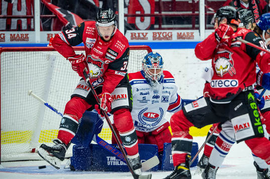 Carl Söderberg mot Oskarshamns målvakt Joe Cannata