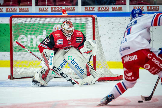 Oskarshamns Myles Powell mot Malmö Redhawks målvakt