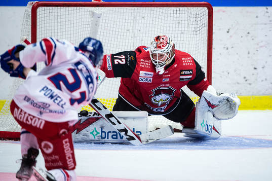 Oskarshamns Myles Powell gör 1-1 bakom Malmö Redhawks