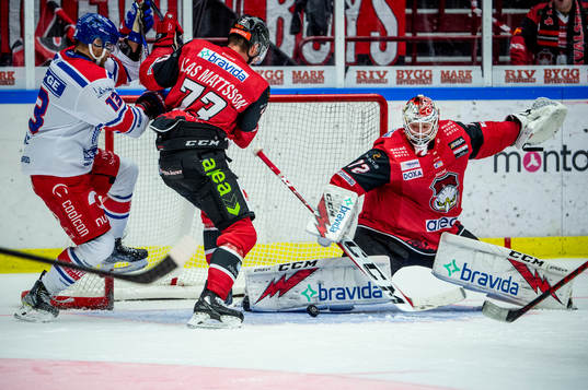 Oskarshamns Jiri Smejkal mot Malmö Redhawks Adam Ollas