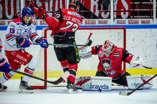 Oskarshamns Jiri Smejkal mot Malmö Redhawks Adam Ollas
