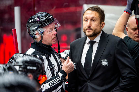 Domare Pehr Claesson och Malmö Redhawks tränare Tomas