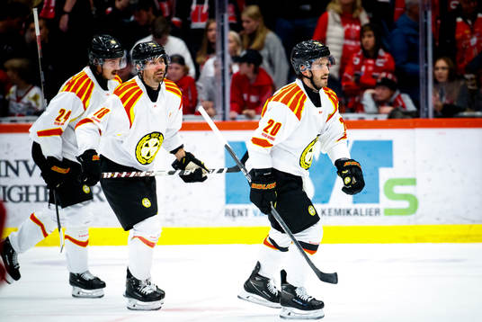 Brynäs Oula Palve jublar vid 1-4 med Anton Rödin