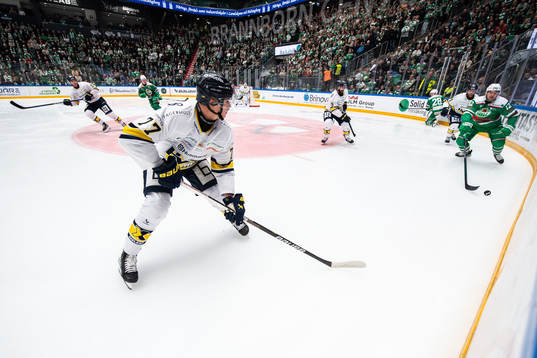 HV71s Herman Hansson och Rögles Brady Ferguson