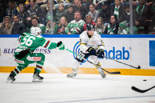 Rögles Adam Engström och HV71s Rasmus Bengtsson