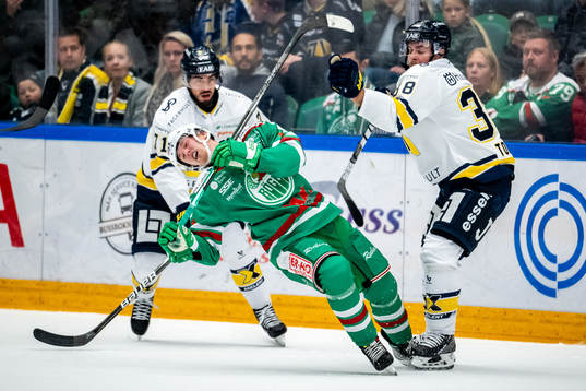 Rögles Linus Sjödin blir tacklad av HV71s Nichlas Torp