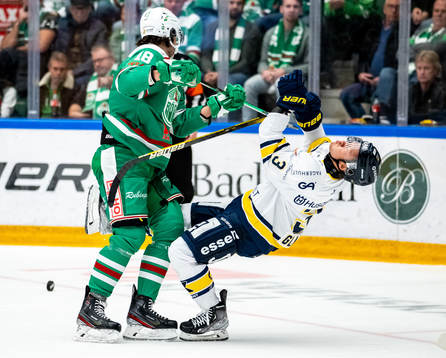 Rögles Dennis Everberg tacklar HV71s Daniel Glad