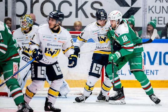 HV71s Emil Andrae  kamp med Rögles Dennis Everberg