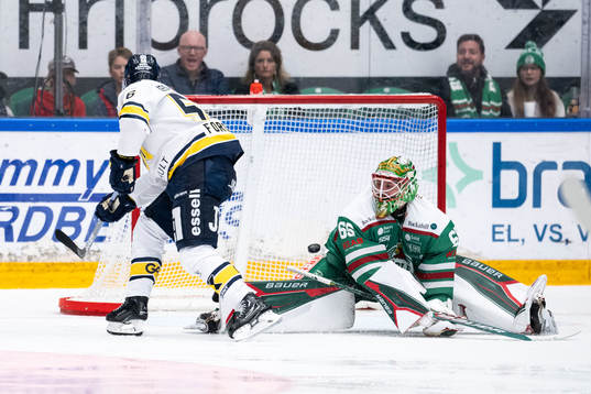 HV71s Fredrik Forsberg gör 1-1 bakom Rögles målvakt