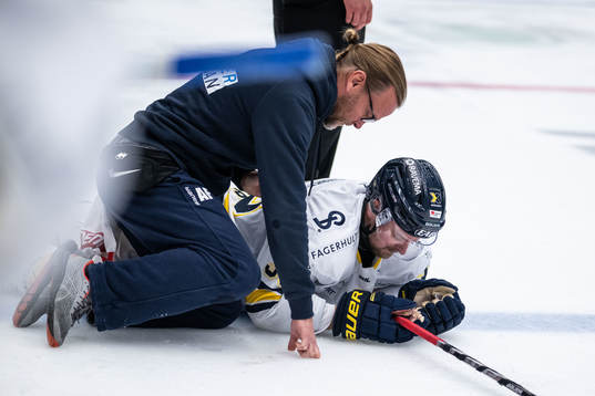 HV71s Nichlas Torp har ont och får vård