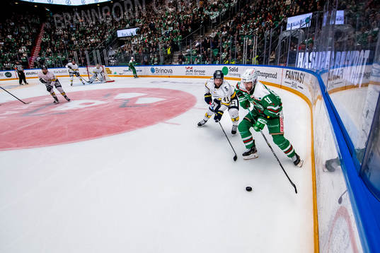HV71s Chad Billins  och Rögles Ludvig Larsson