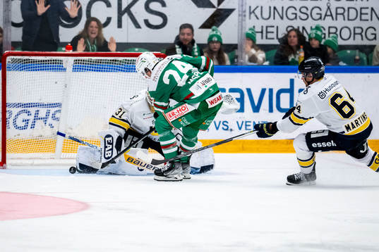 Rögles Marco Kasper  gör 2-1 på HV71s målvakt Joni Ortio