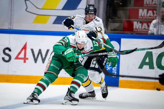 Rögles Brady Ferguson  och HV71s Rasmus Bengtsson