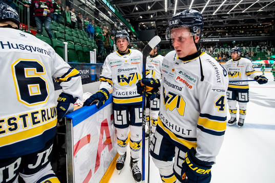 HV71s Måns Lindbäck och Emil Andrae deppar