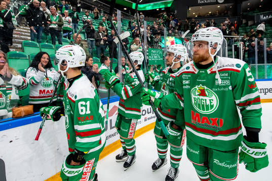Rögles spelarna jublar med publiken