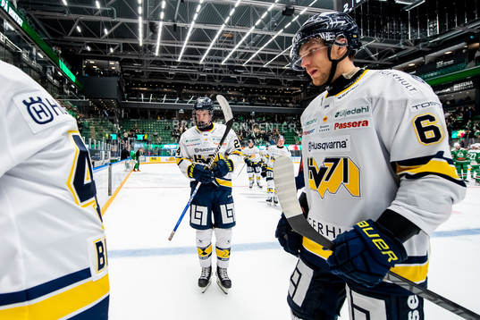 HV71s Oscar Fisker Molgaard  och Filip Westerlund deppar