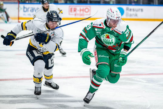 HV71s Emil Andrae  och Rögles Kim Rosdahl