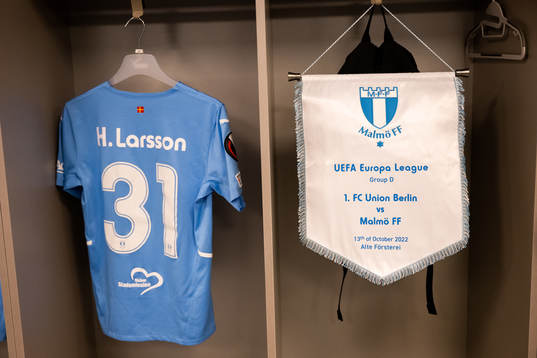 General view of the matchday pennant and the kit of Hugo