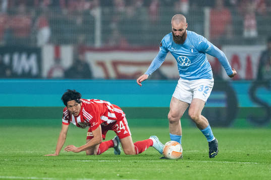 Genki Haraguchi of Union Berlin and Jo Inge Berget of