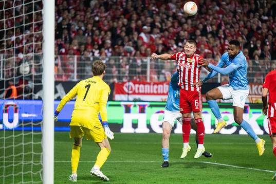 Isaac Kiese Thelin of Malmö FF and Julian Ryerson of Union