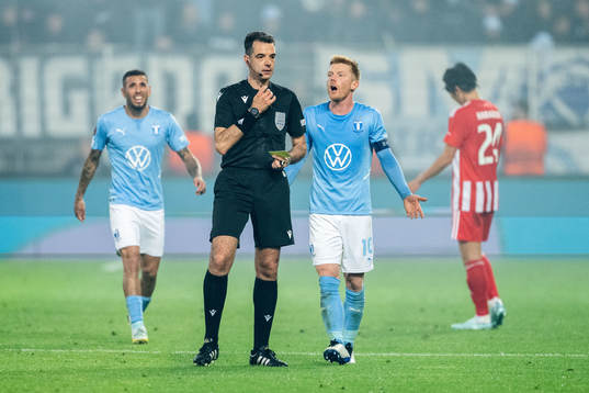 Anders Christiansen of Malmö FF discussing with Referee