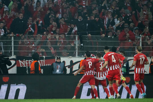 Robin Knoche of Union Berlin celebrates with teammates